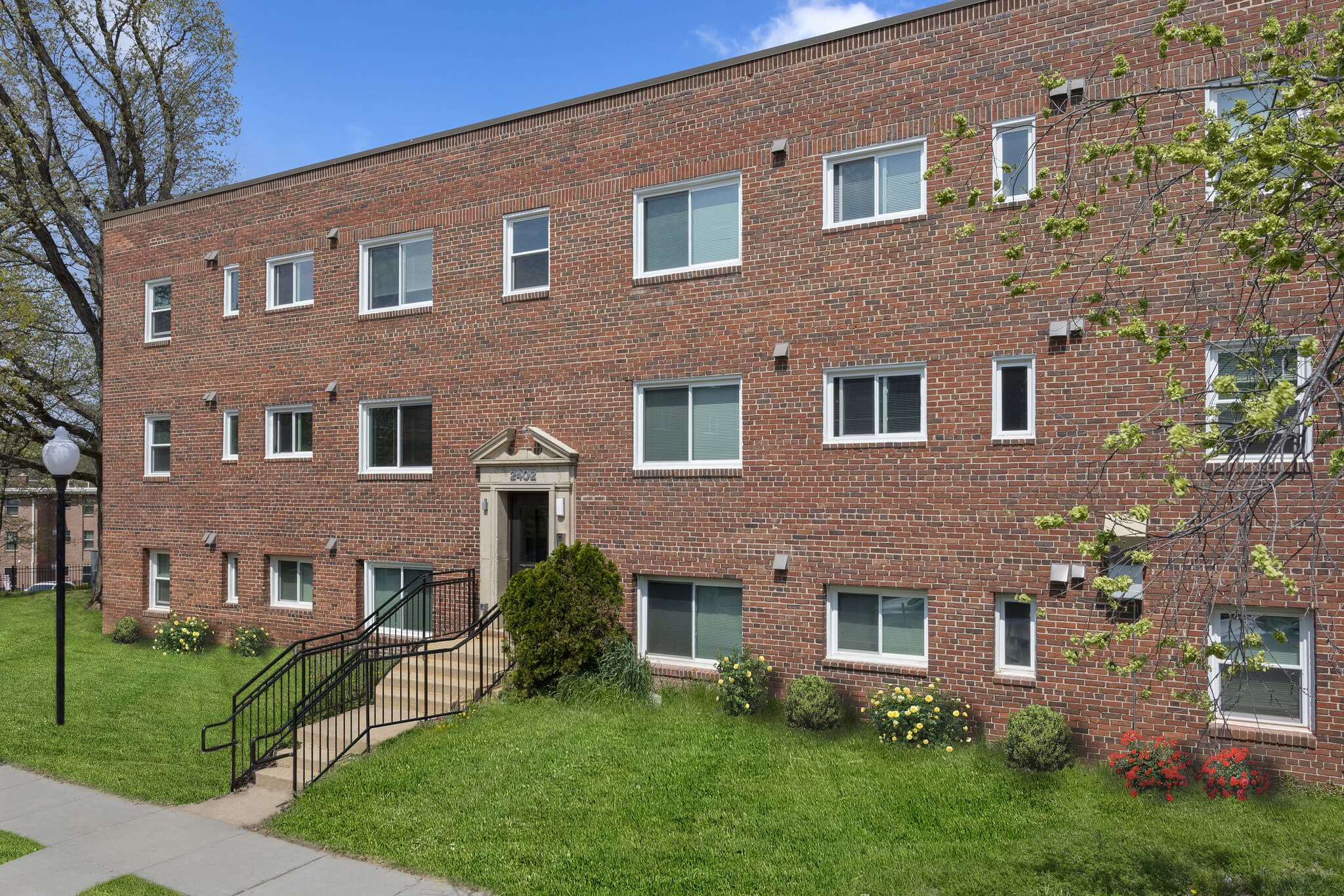 building with green grass at Hanover Courts Apartments, located in Washington, DC